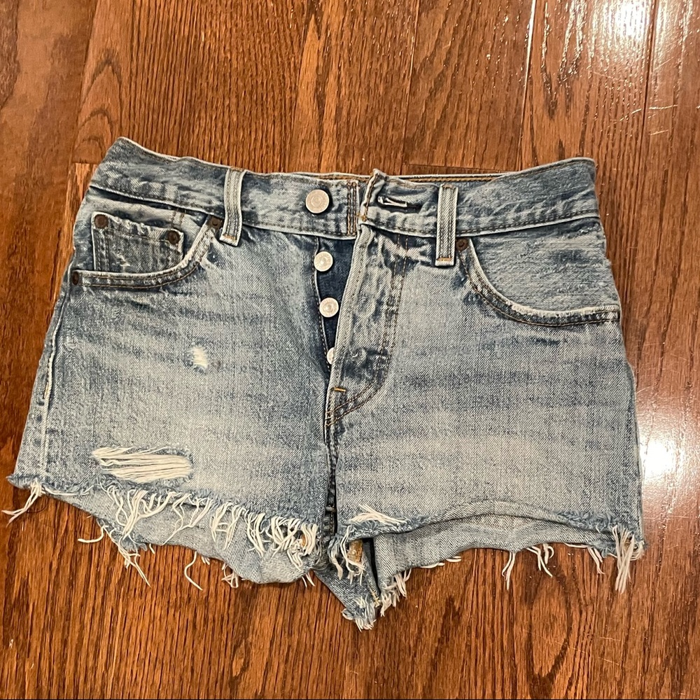 Levi’s button fly short shorts! Size 24